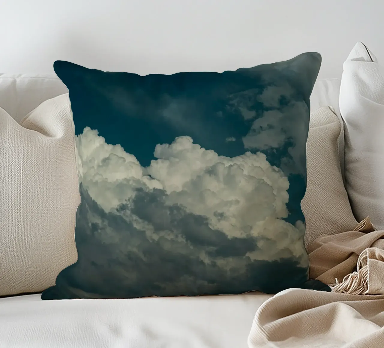 Big Puffy Clouds cuscino da wowhannahphotos