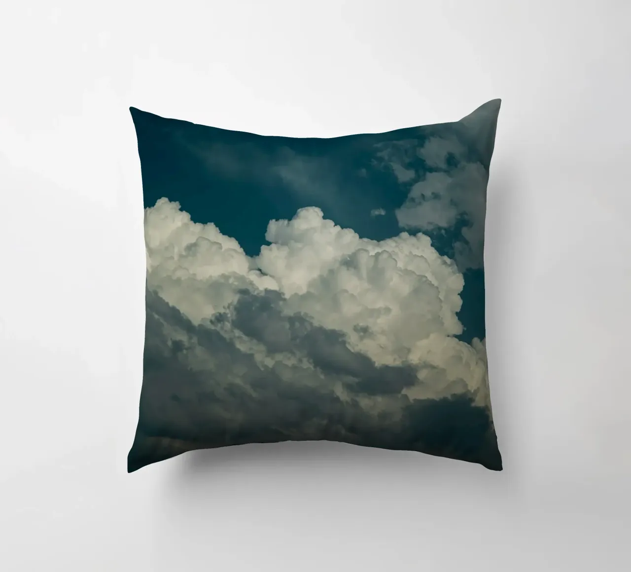 Big Puffy Clouds cuscino da wowhannahphotos