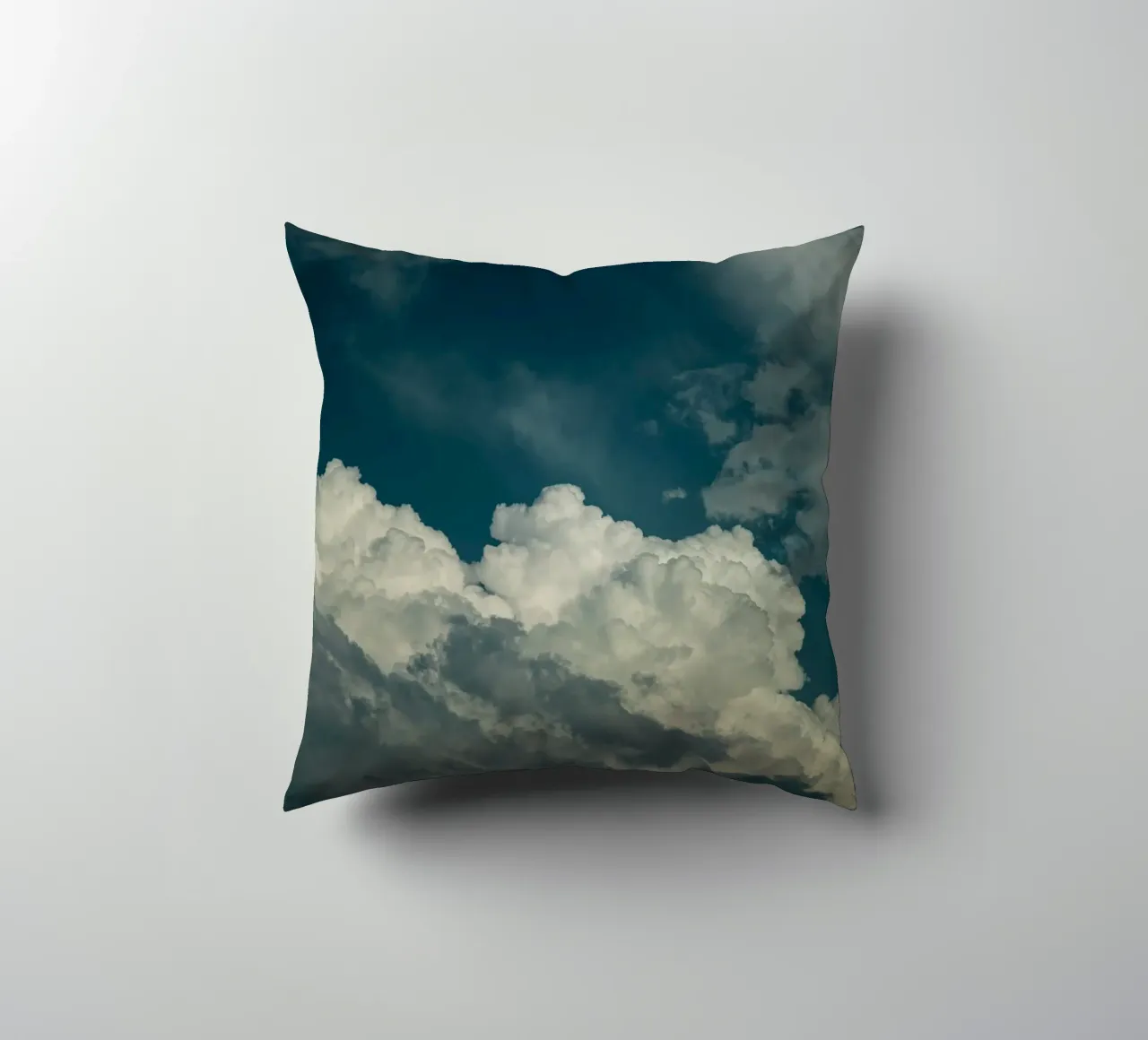 Big Puffy Clouds cuscino da wowhannahphotos