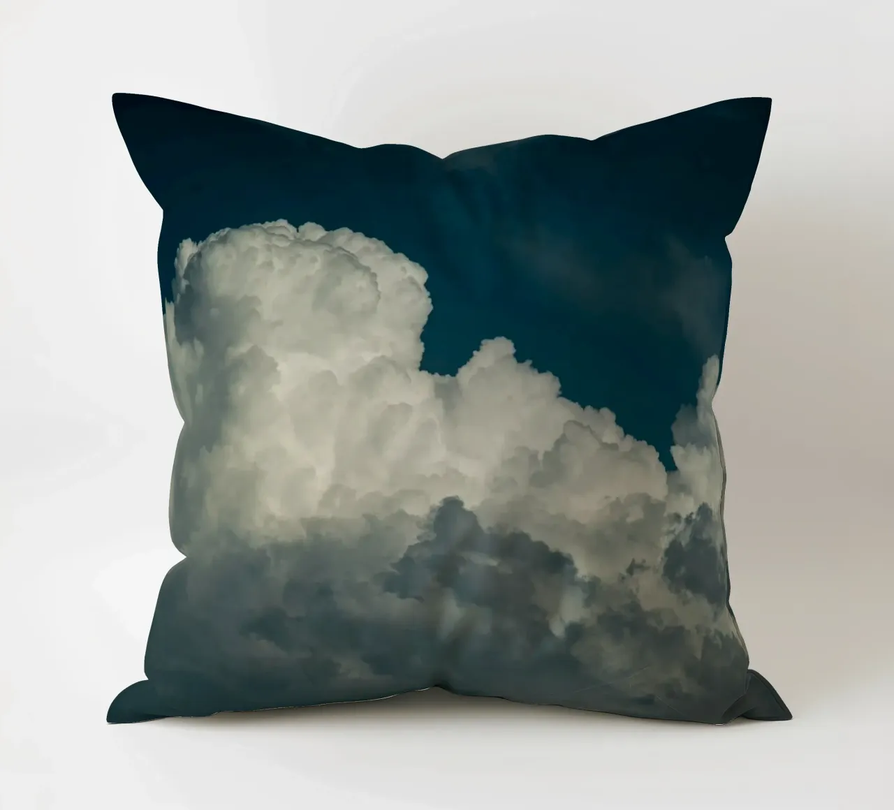 Big Puffy Clouds II cuscino da wowhannahphotos
