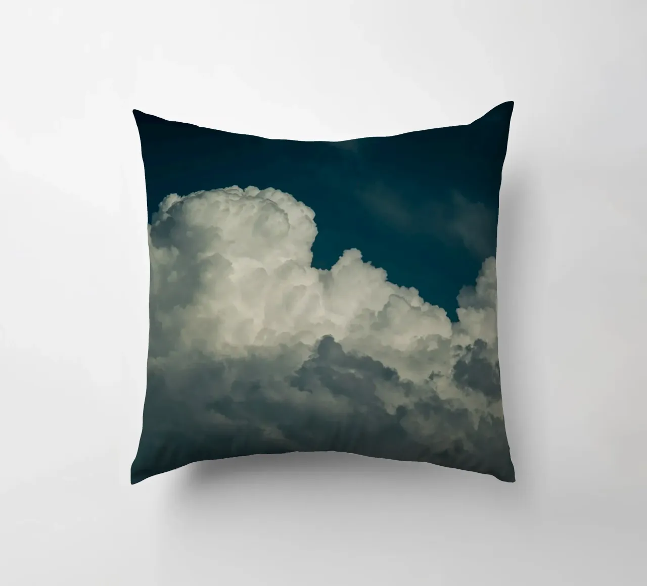 Big Puffy Clouds II cuscino da wowhannahphotos
