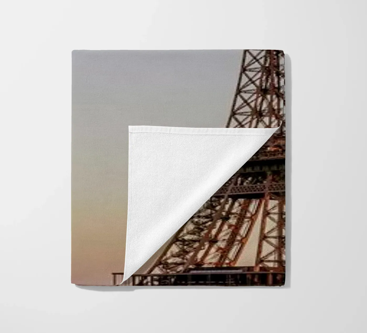 Tour Eiffel Sunset Strandtuch von Magdalena Martin Photography