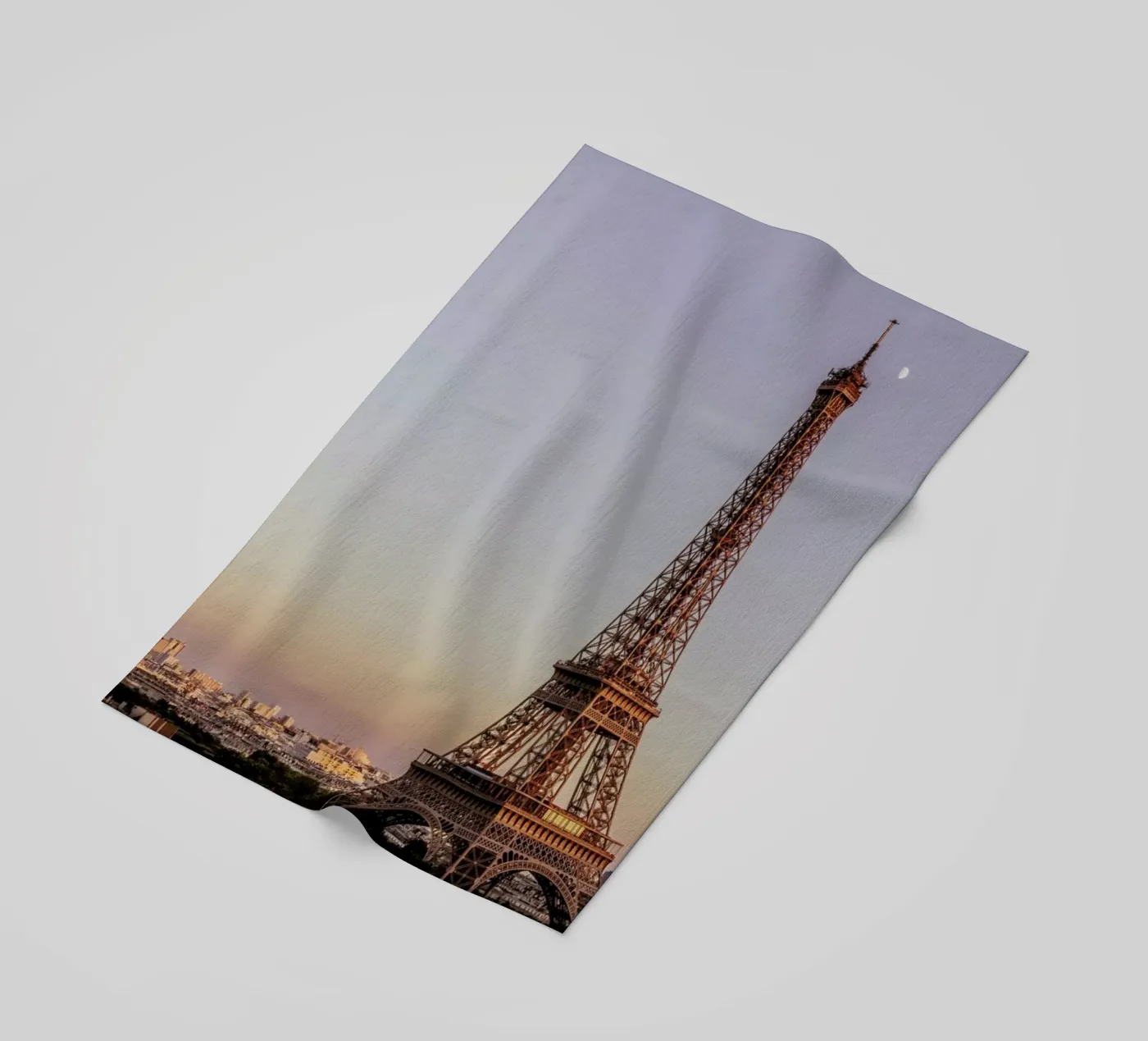 Tour Eiffel Sunset Strandtuch von Magdalena Martin Photography