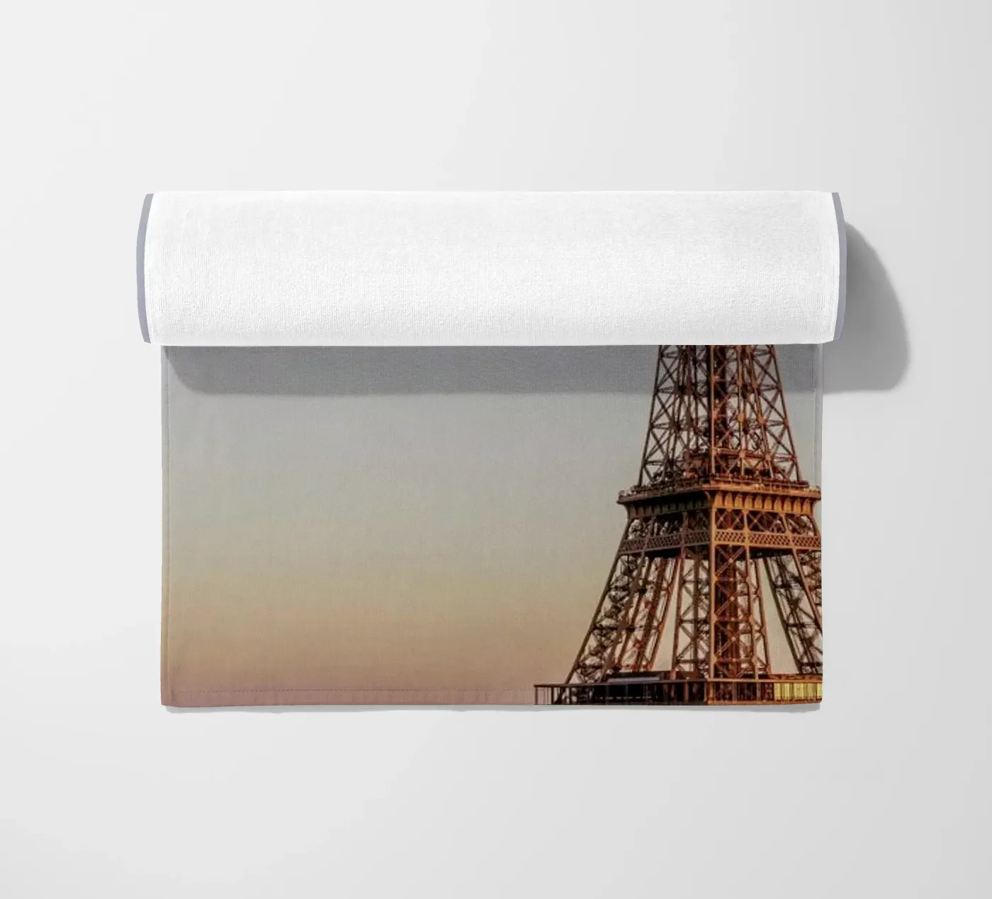 Tour Eiffel Sunset Strandtuch von Magdalena Martin Photography