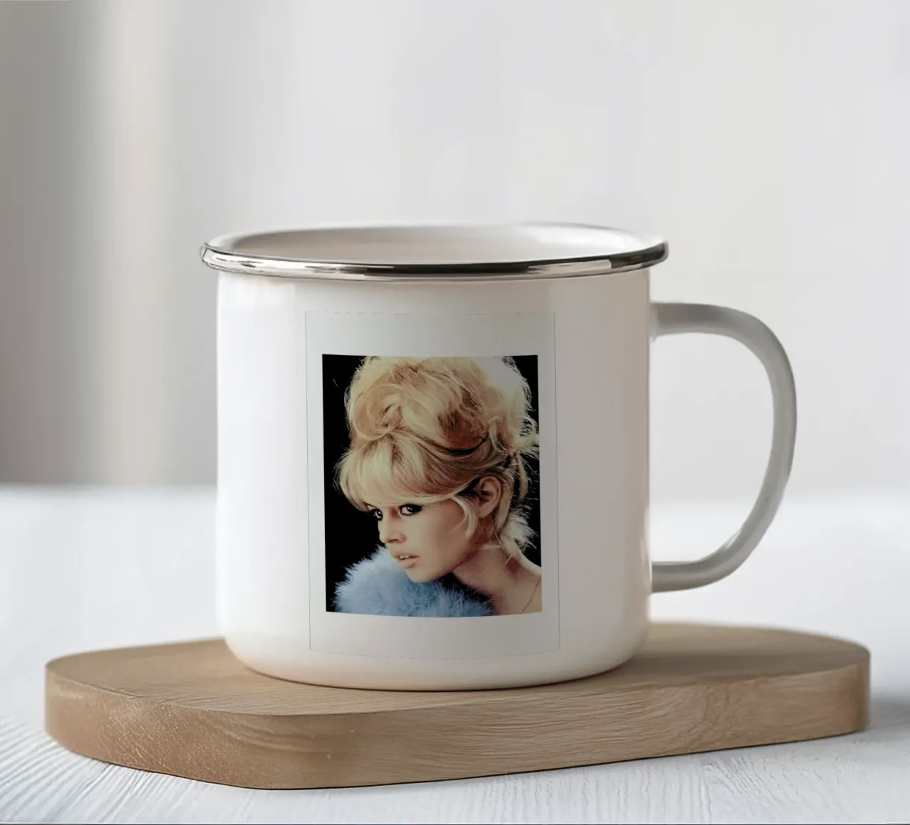 Brigitte Bardot, 1956 tazza in smalto da Gallery Print and Art Limited