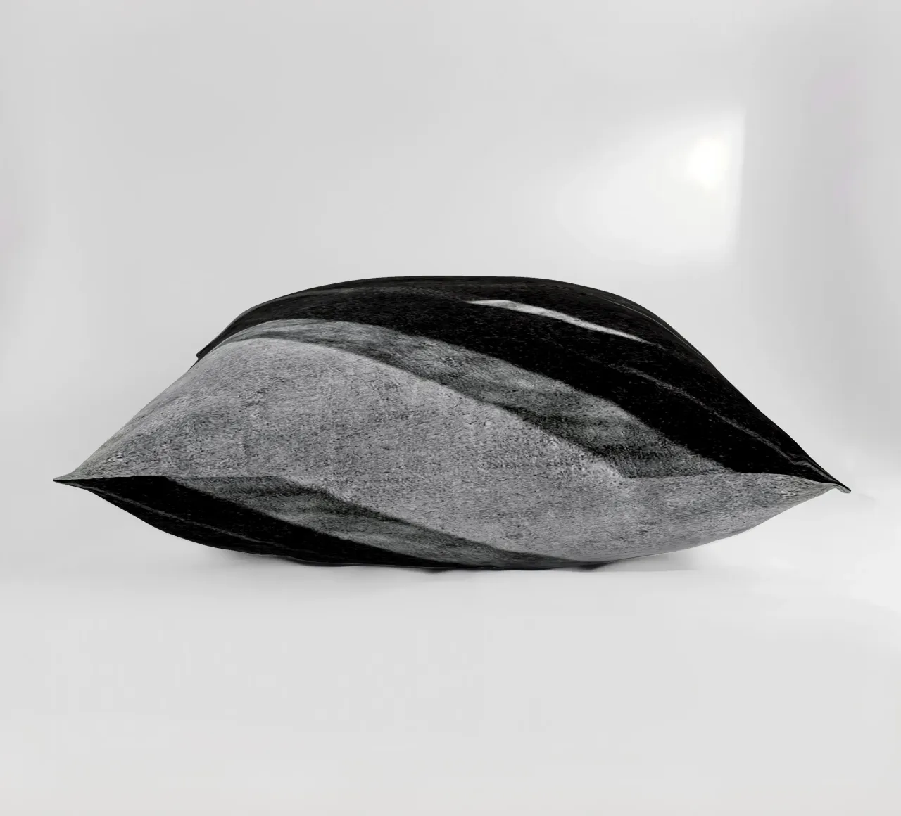 Abstract – Black And White Surface cuscino da Sebastian Hilgetag
