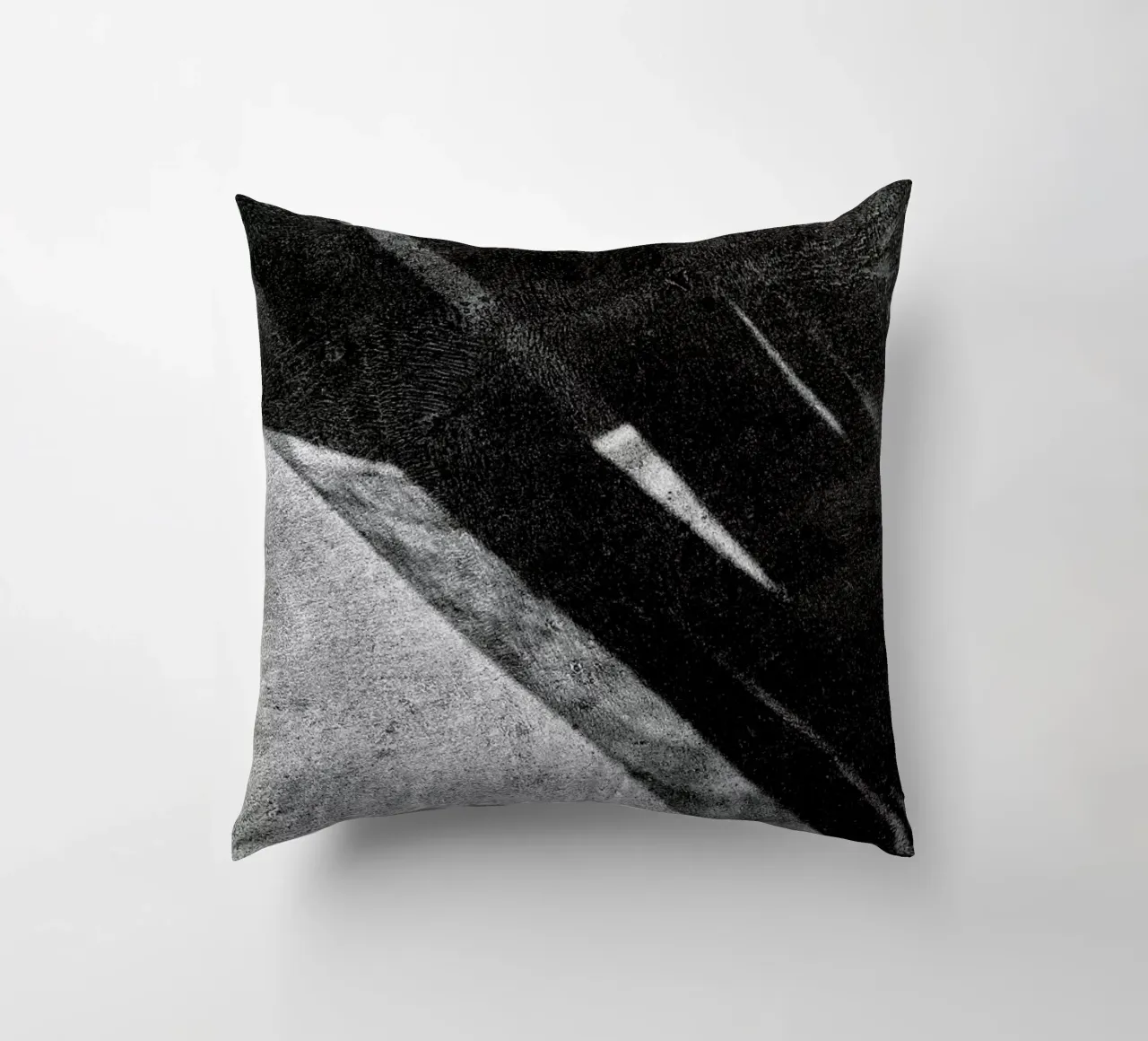 Abstract – Black And White Surface cuscino da Sebastian Hilgetag