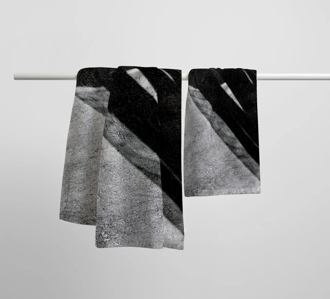 Abstract – Black And White Surface asciugamano da bagno da Sebastian Hilgetag