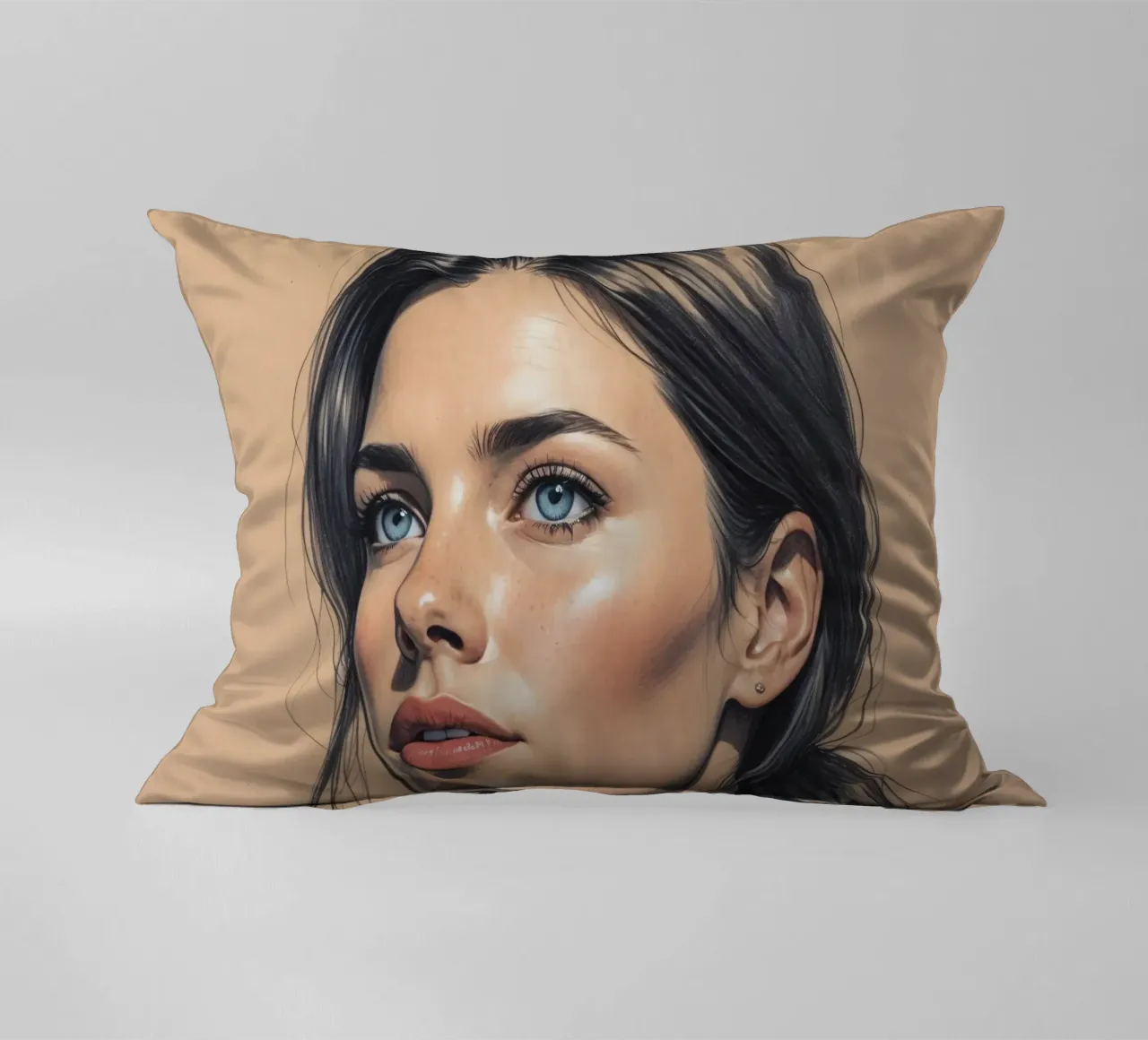 Ritratto di una donna con suggestivi occhi azzurri e capelli eleganti cuscino da DesignDoodle