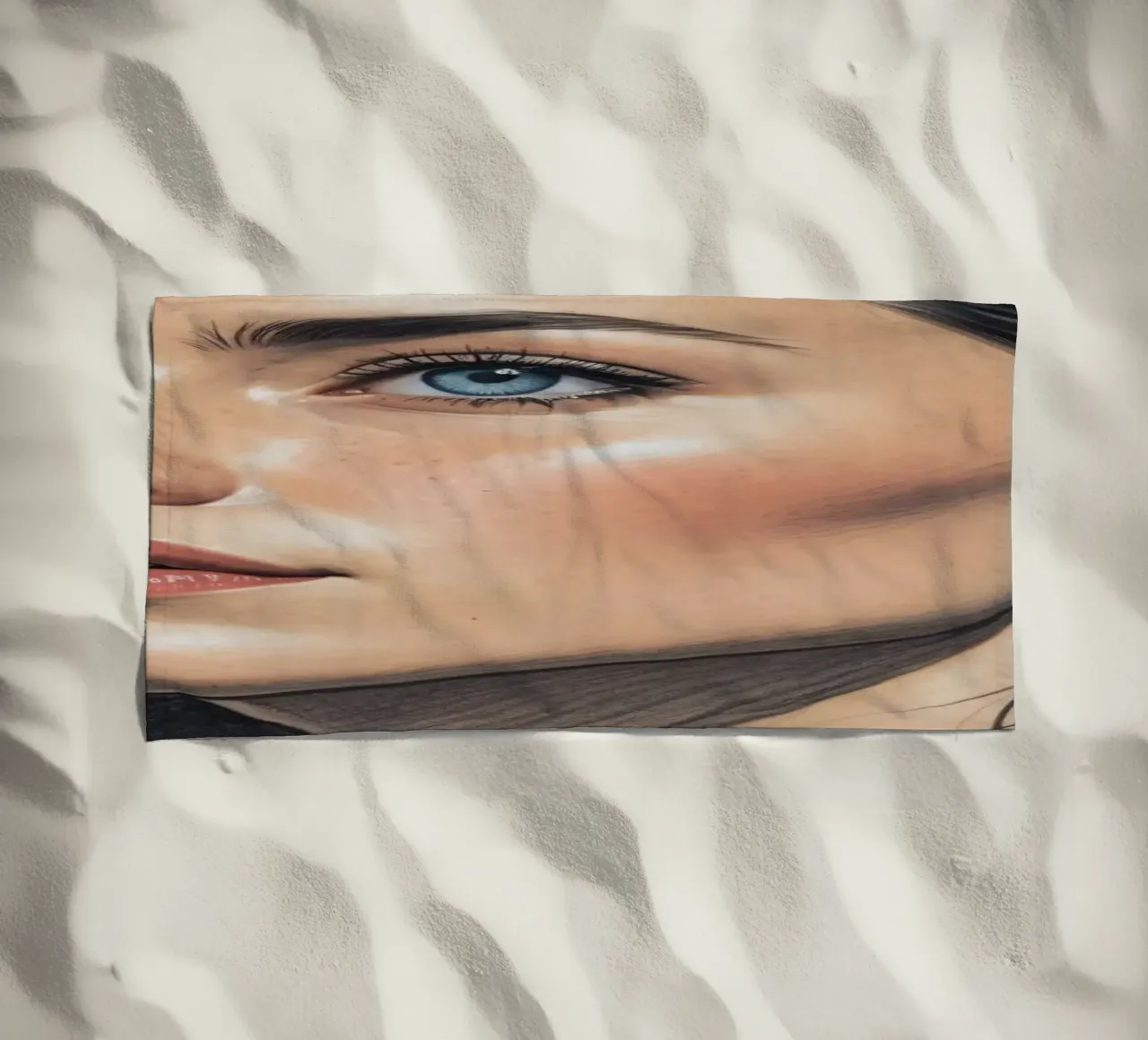 Ritratto di una donna con suggestivi occhi azzurri e capelli eleganti telo mare da DesignDoodle