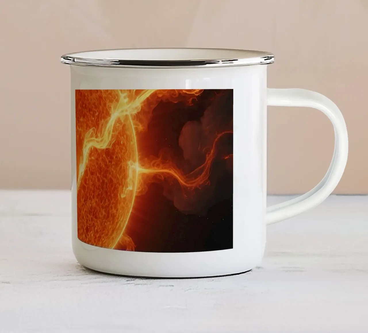 Un sole luminoso che irradia energia su un oceano calmo al tramonto tazza in smalto da DesignDoodle