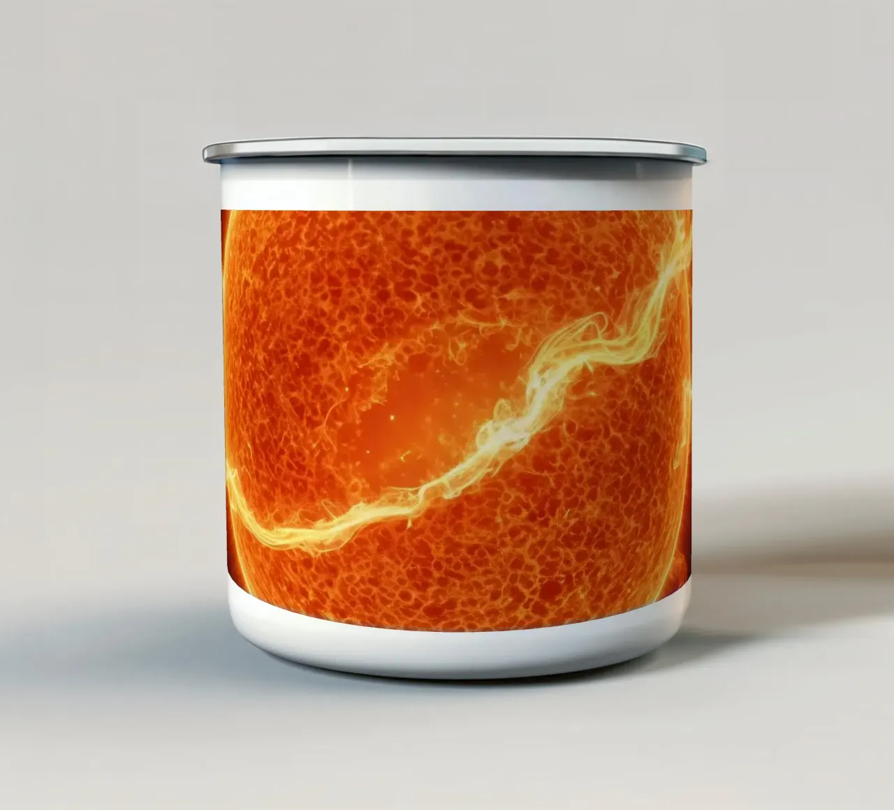 Un sole luminoso che irradia energia su un oceano calmo al tramonto tazza in smalto da DesignDoodle