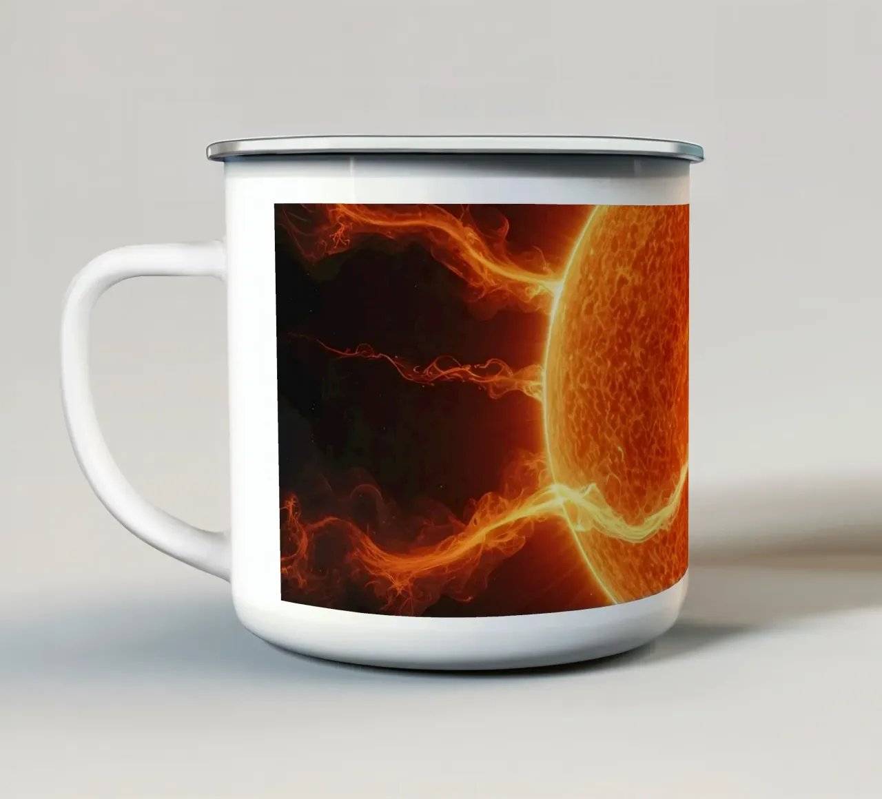 Un sole luminoso che irradia energia su un oceano calmo al tramonto tazza in smalto da DesignDoodle