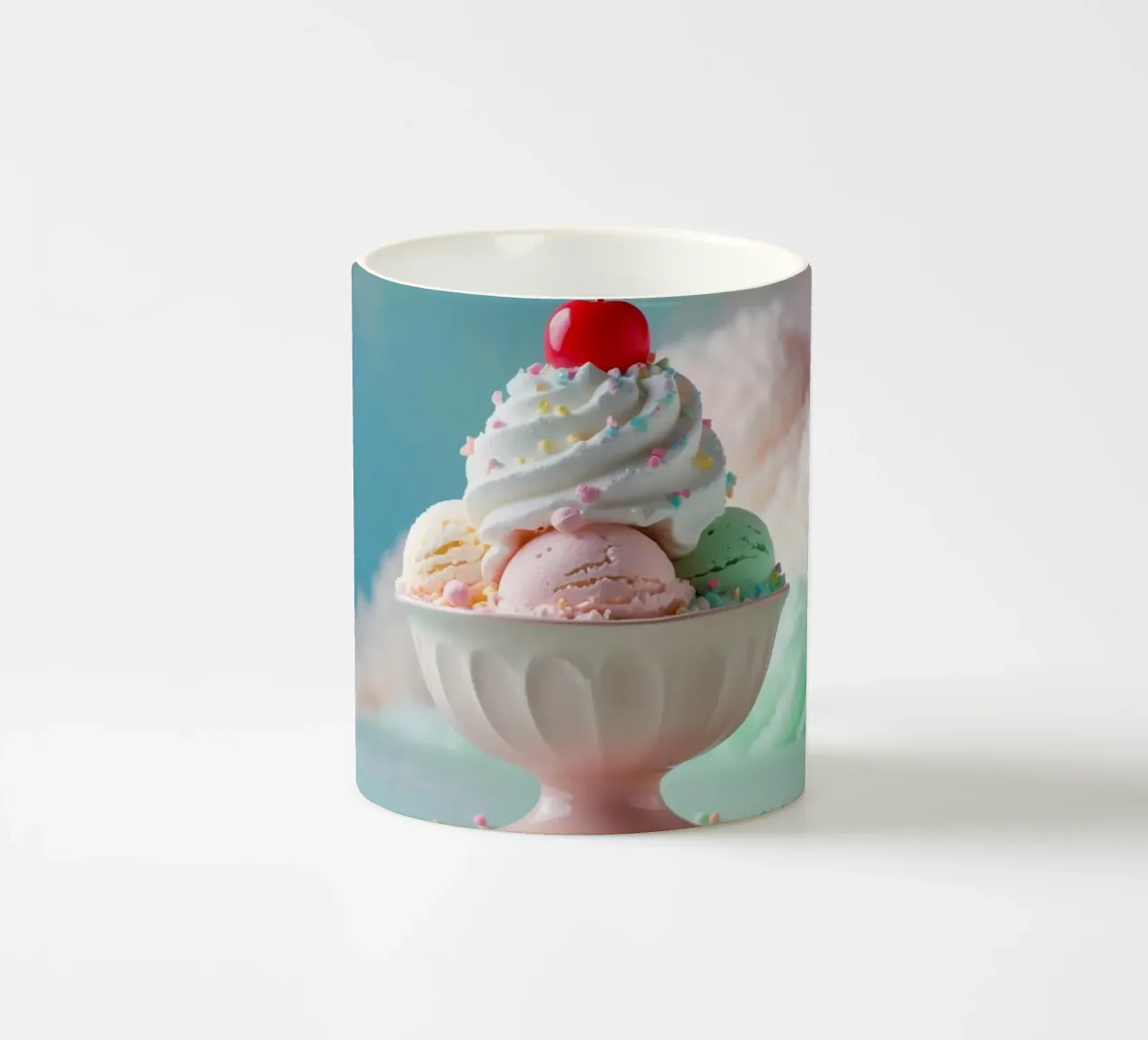 Una coloratissima coppa di gelato con ciliegia servita tazza in ceramica da DesignDoodle