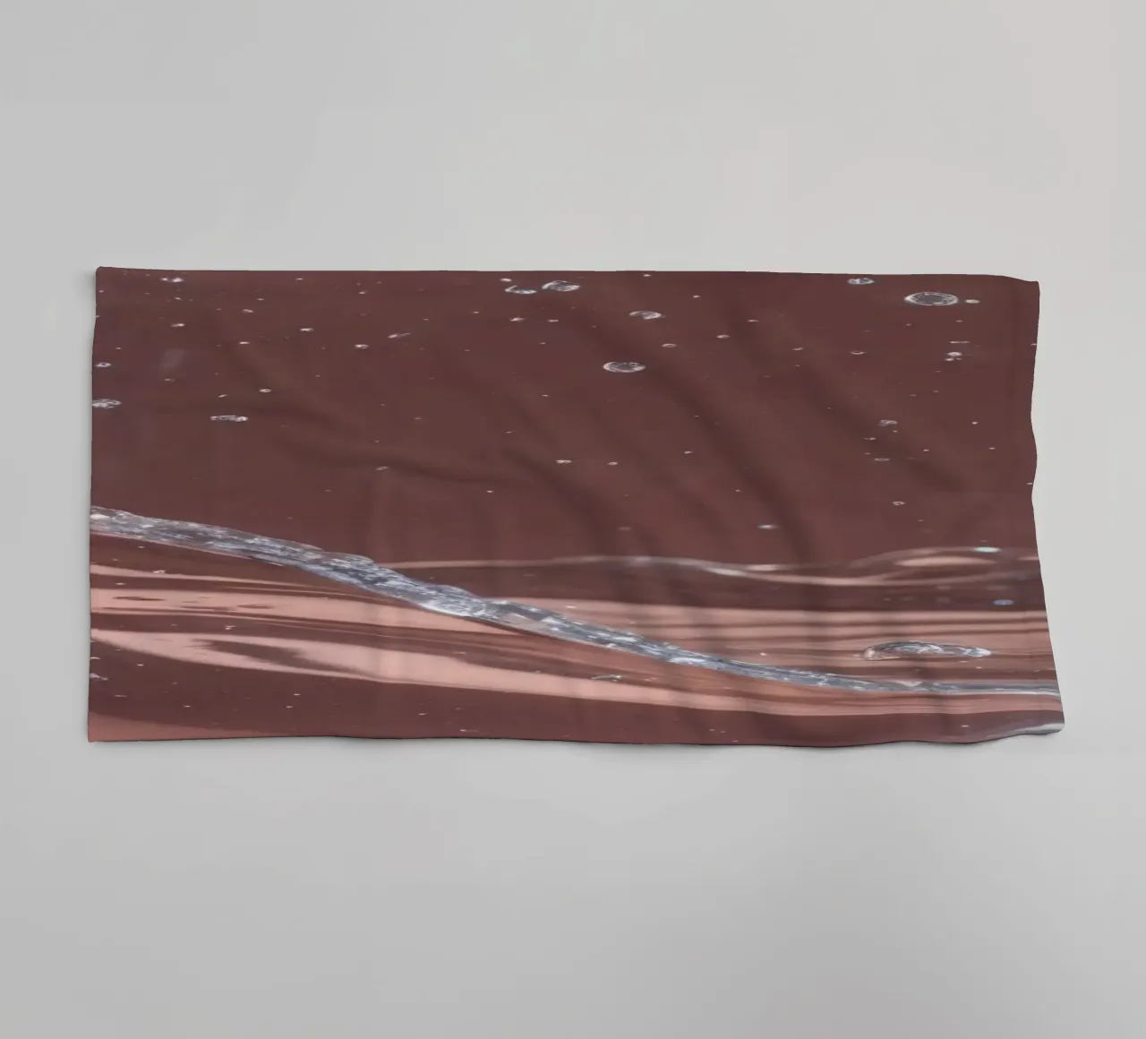 Mit Wasser gefüllte Glaskugel, in der Luftblasen schweben Handtuch von DesignDoodle