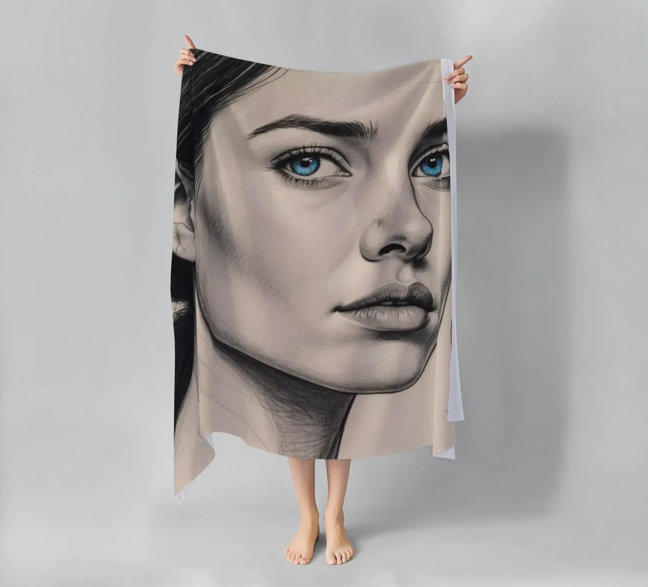 Portrait élégant d'une femme aux yeux bleus remarquables serviette de plage de DesignDoodle
