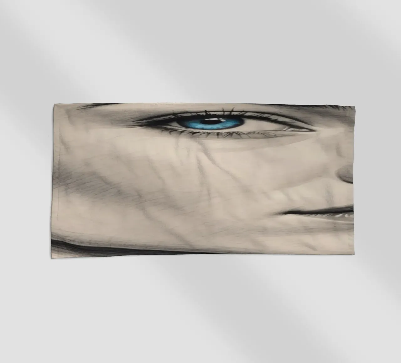 Portrait élégant d'une femme aux yeux bleus remarquables serviette de plage de DesignDoodle