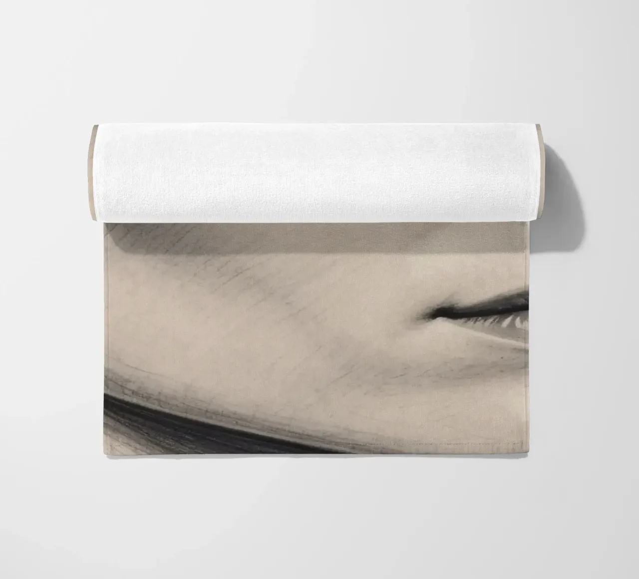 Portrait élégant d'une femme aux yeux bleus remarquables serviette de plage de DesignDoodle