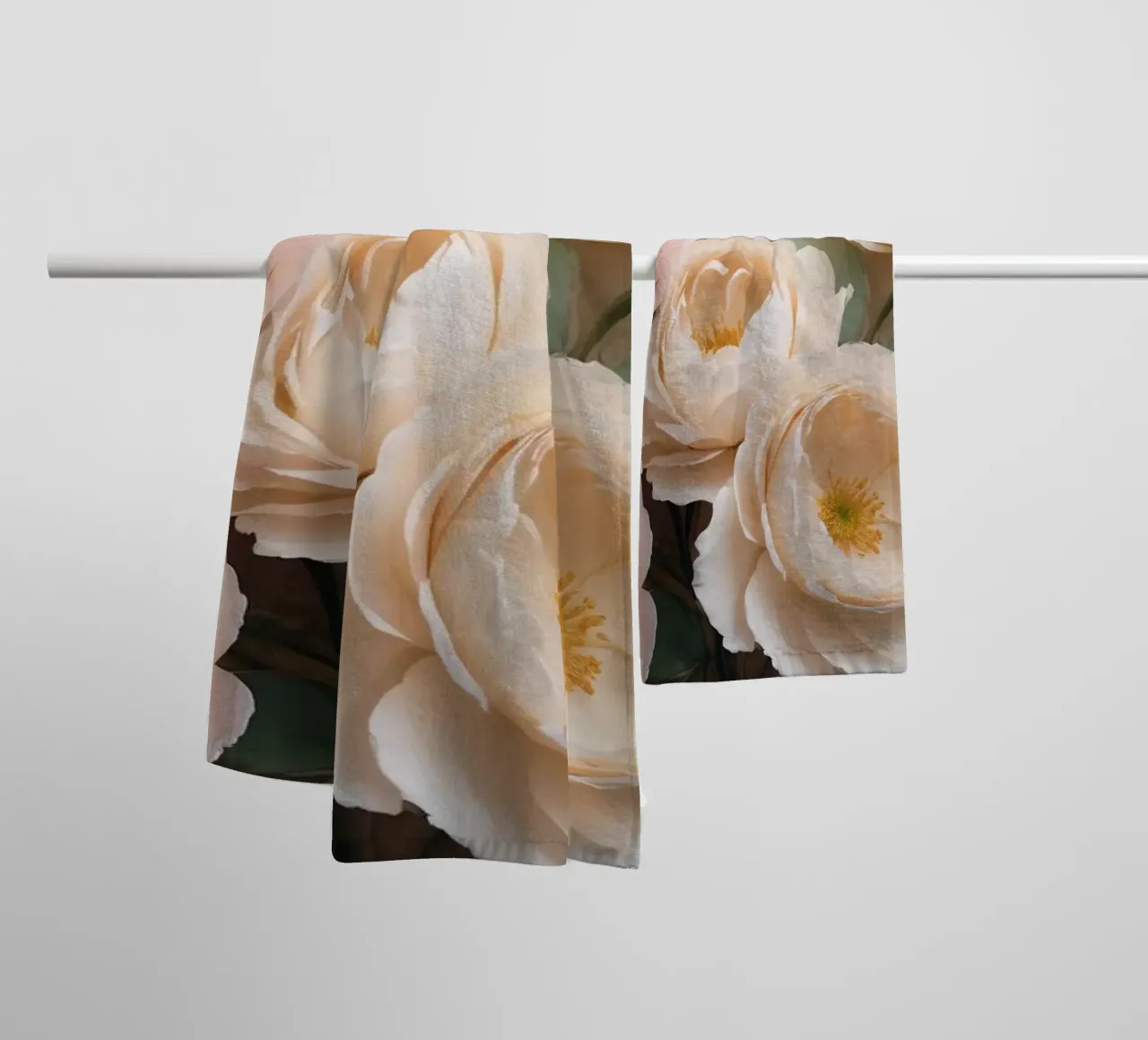 Composizione floreale splendidamente realizzata con tenui colori pastello. asciugamano da bagno da DesignDoodle