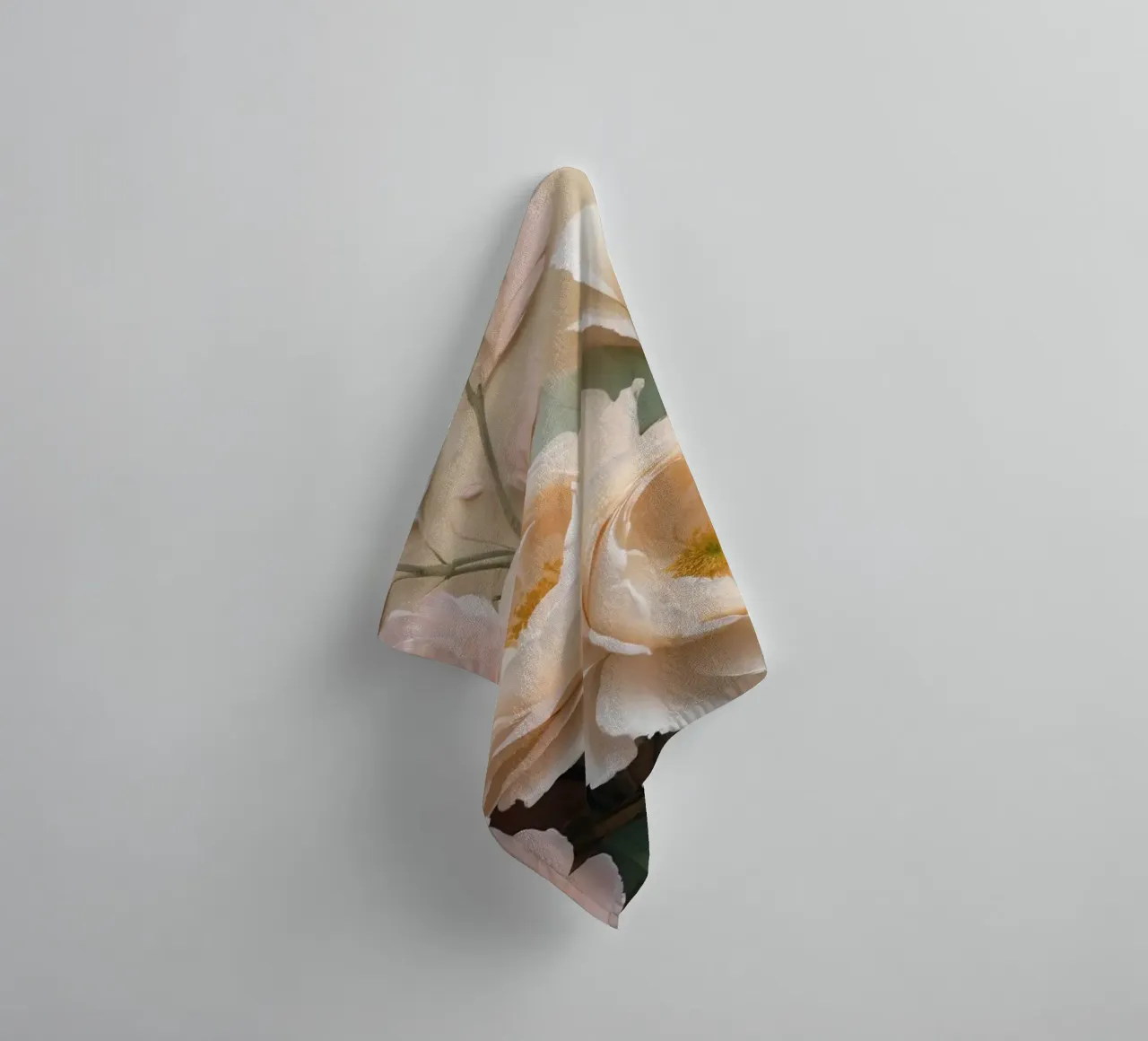 Composizione floreale splendidamente realizzata con tenui colori pastello. asciugamano da bagno da DesignDoodle