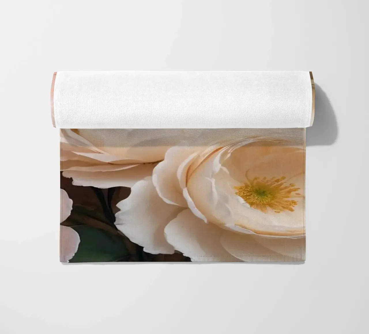 Composizione floreale splendidamente realizzata con tenui colori pastello. telo mare da DesignDoodle