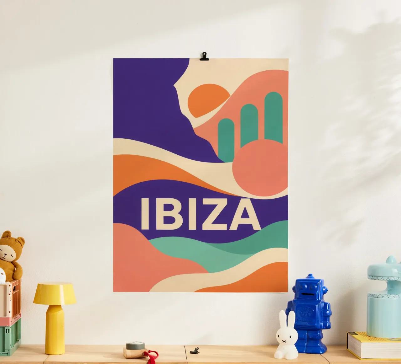 Ibiza - Una fuga colorata sotto il sole delle Baleari poster con telaio in legno da JETLAG | affiches voyage