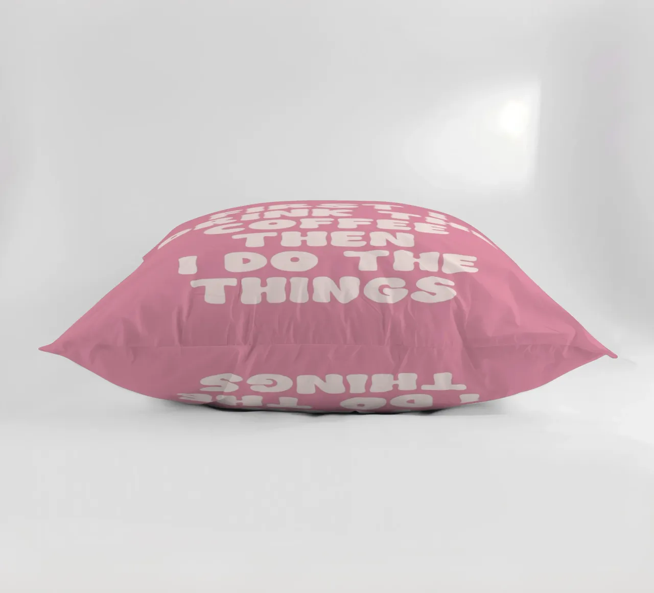 Prima bevo il caffè poi faccio le cose che cito (Pink To cuscino da Paigaam Studio