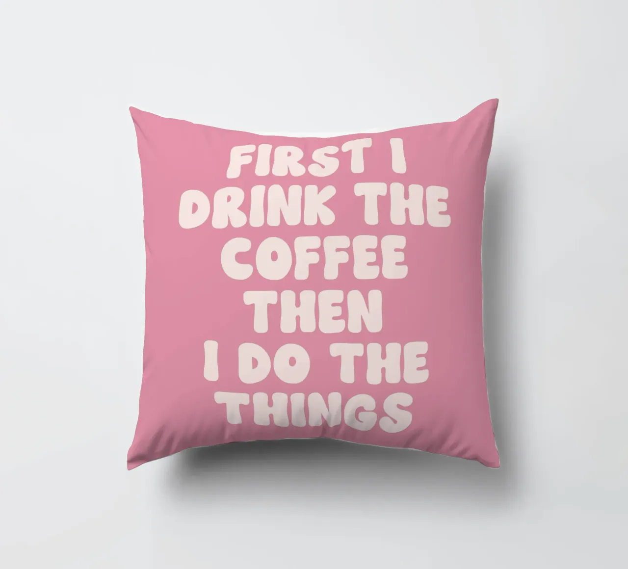 Prima bevo il caffè poi faccio le cose che cito (Pink To cuscino da Paigaam Studio