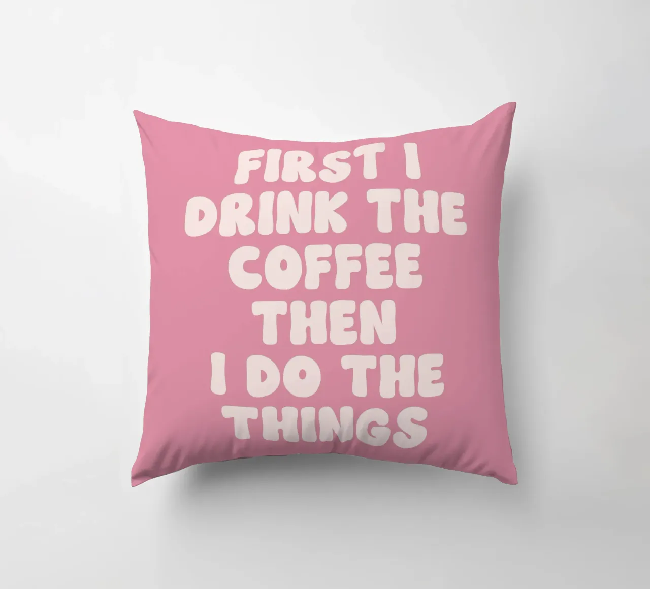 Prima bevo il caffè poi faccio le cose che cito (Pink To cuscino da Paigaam Studio
