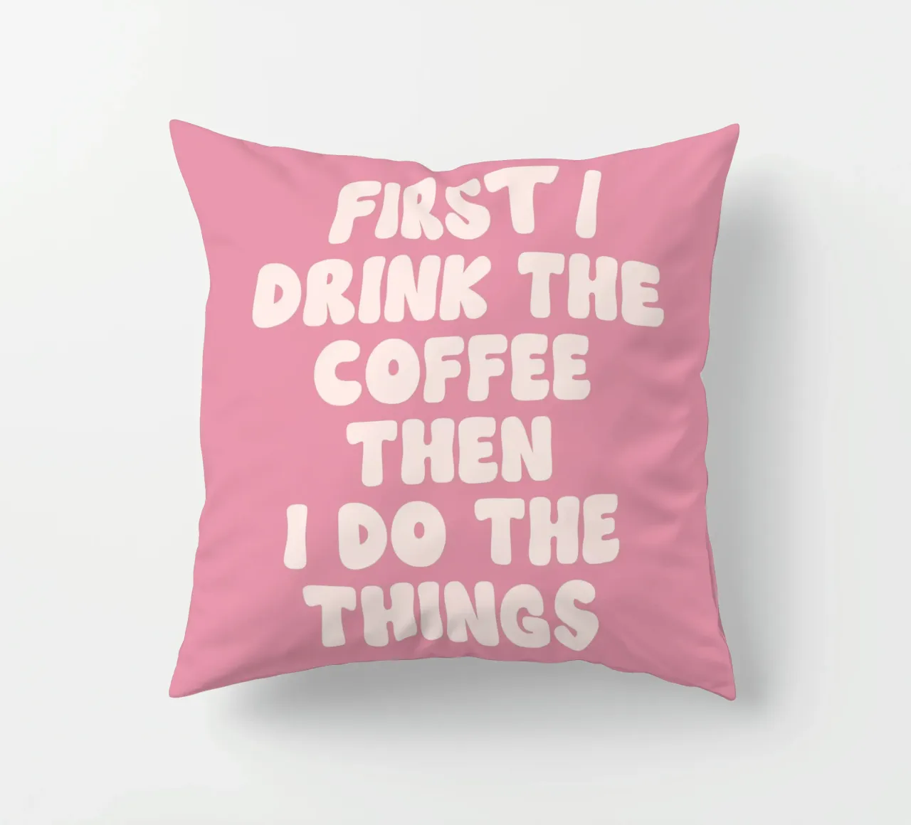 Prima bevo il caffè poi faccio le cose che cito (Pink To cuscino da Paigaam Studio