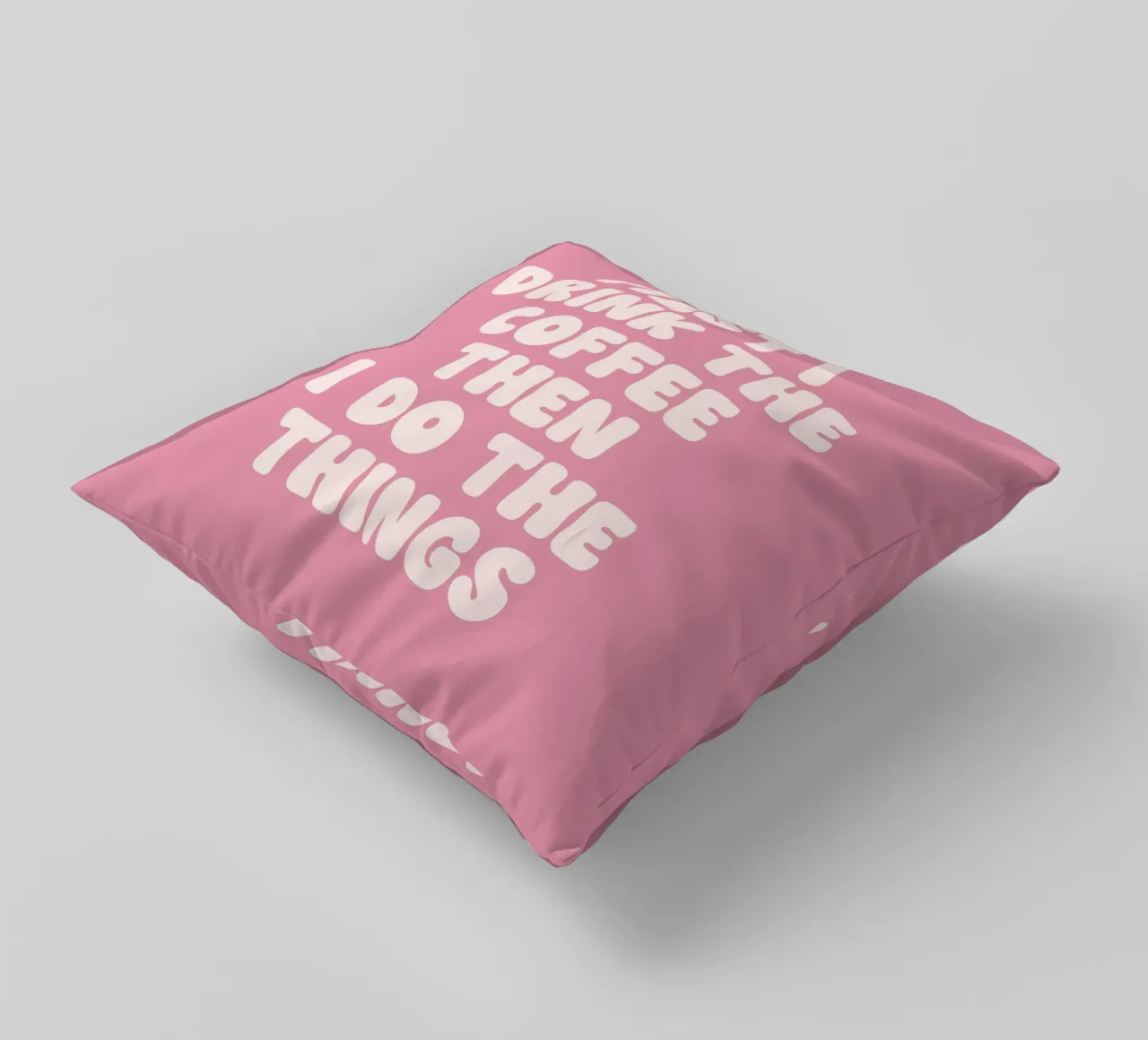 Prima bevo il caffè poi faccio le cose che cito (Pink To cuscino da Paigaam Studio