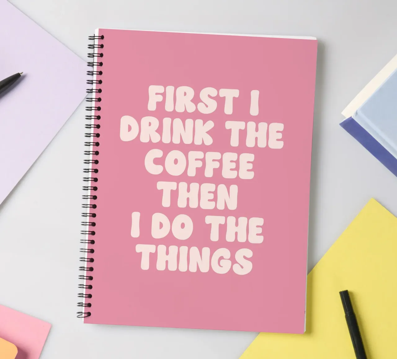 Erst trinke ich den Kaffee, dann tue ich die Dinge Zitat (Pink To Ringbuch von Paigaam Studio