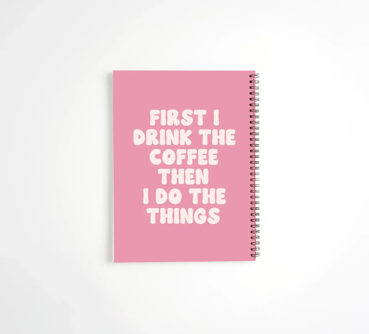 Erst trinke ich den Kaffee, dann tue ich die Dinge Zitat (Pink To Ringbuch von Paigaam Studio