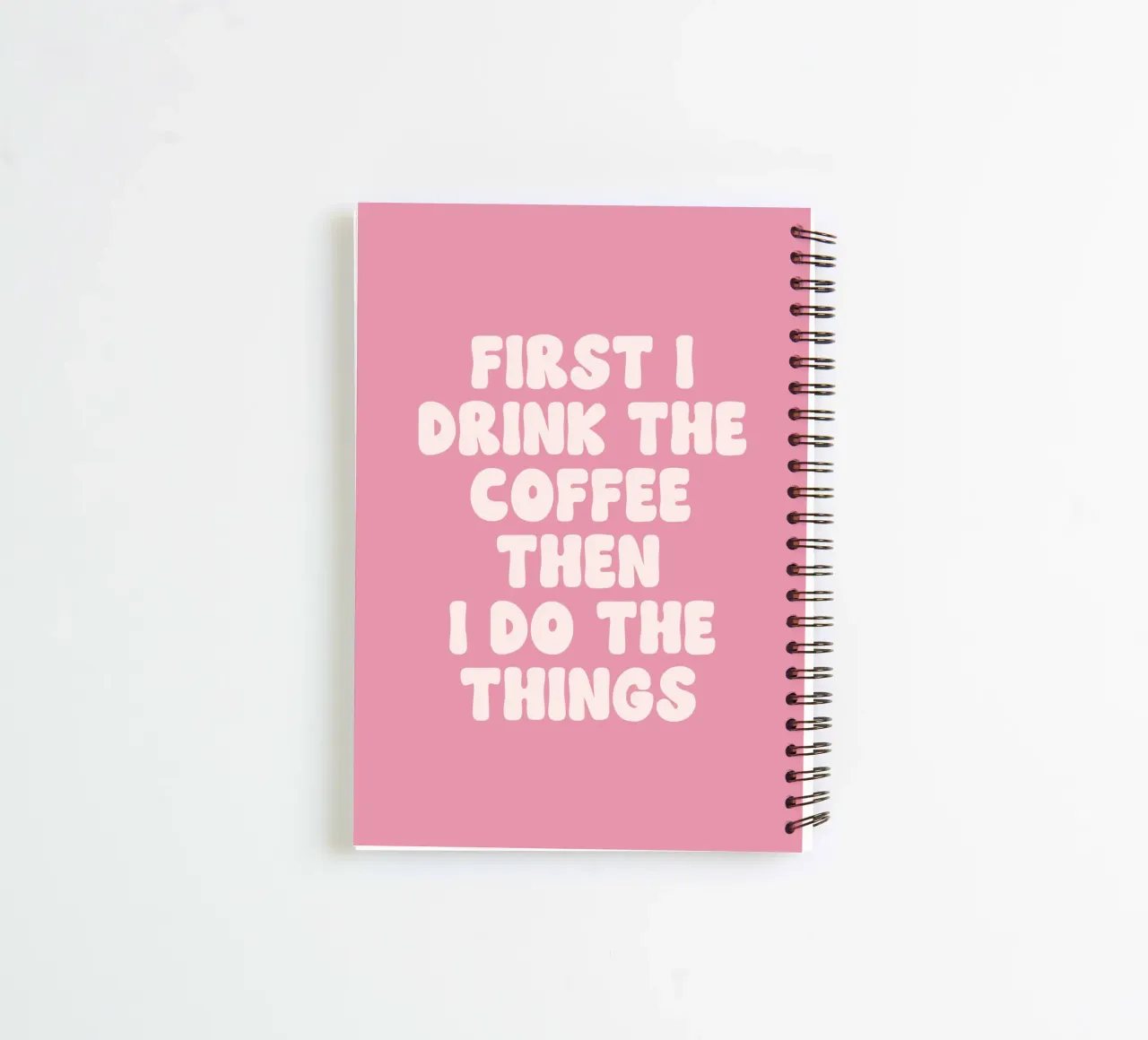 Erst trinke ich den Kaffee, dann tue ich die Dinge Zitat (Pink To Ringbuch von Paigaam Studio