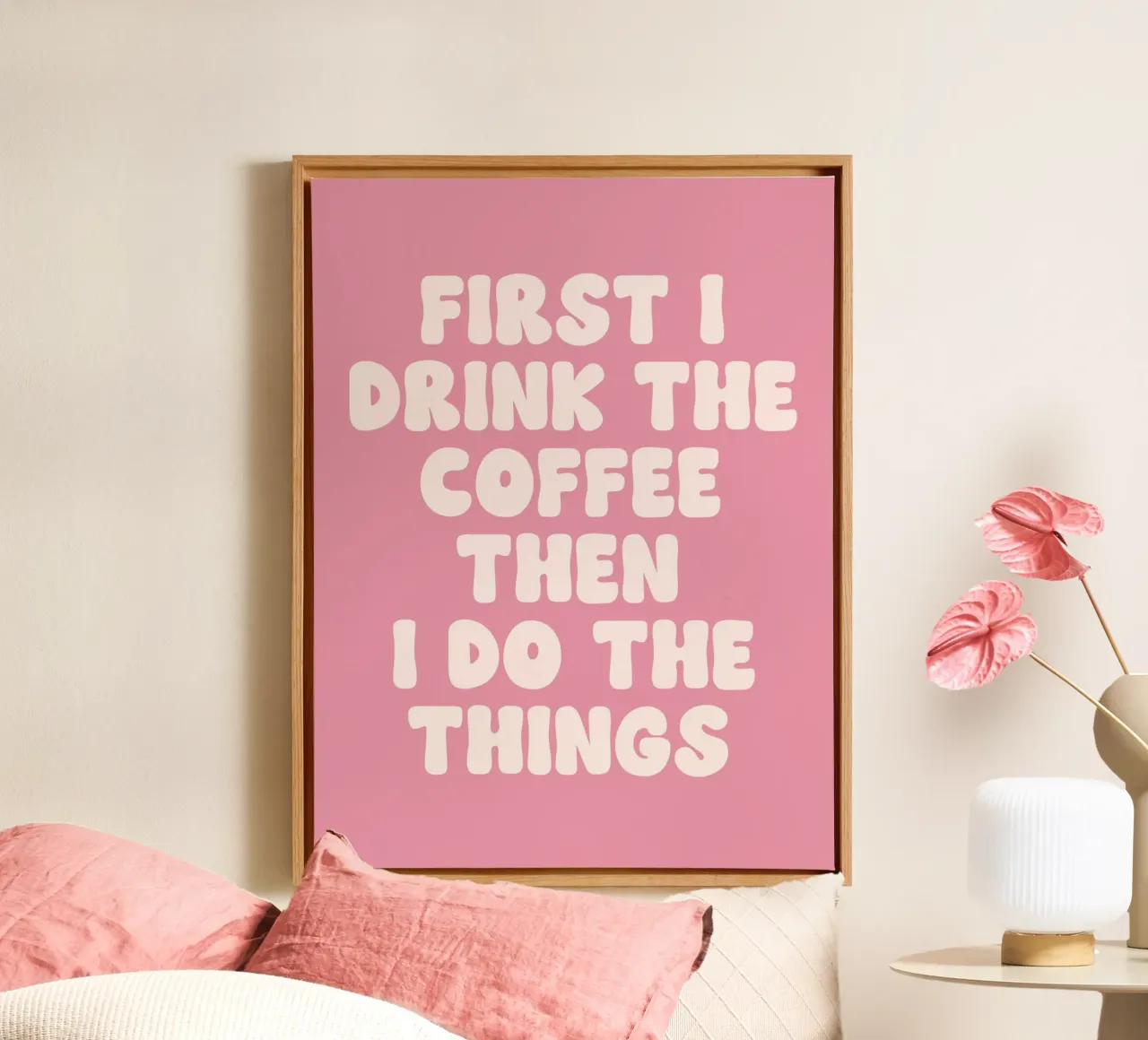 Erst trinke ich den Kaffee, dann tue ich die Dinge Zitat (Pink To Leinwand mit Schattenfugenrahmen von Paigaam Studio