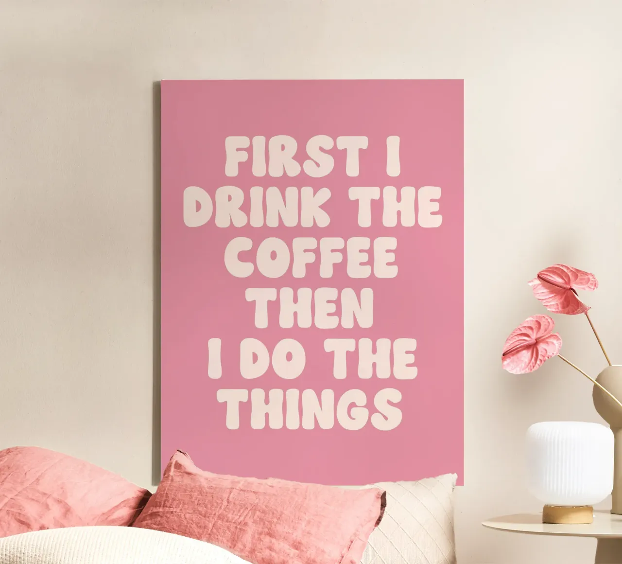 Erst trinke ich den Kaffee, dann tue ich die Dinge Zitat (Pink To Leinwand mit Schattenfugenrahmen von Paigaam Studio