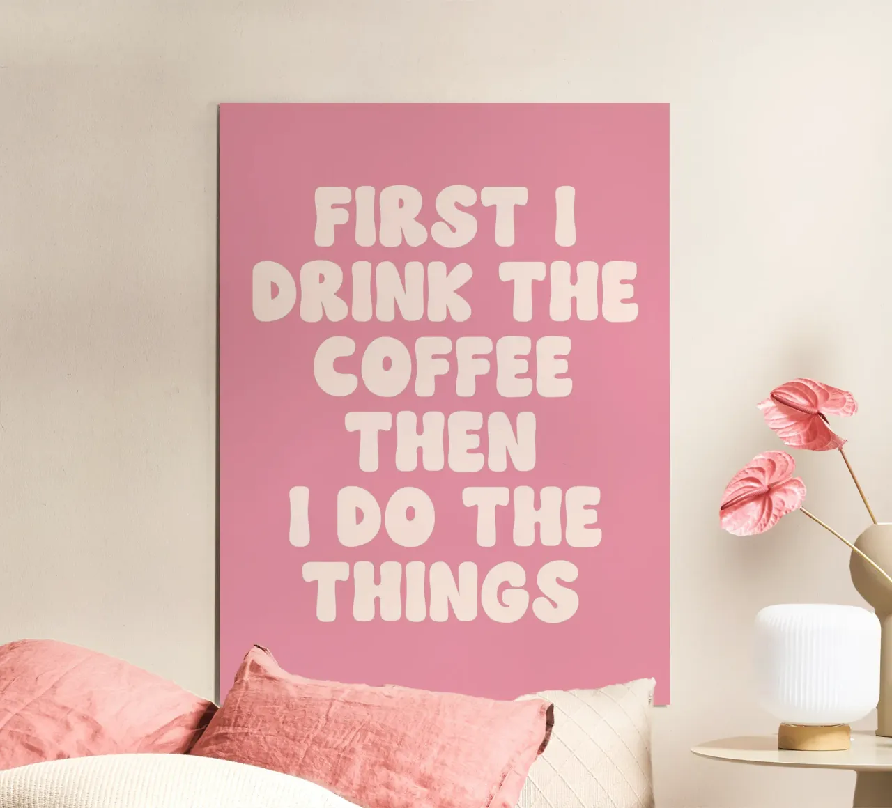 Prima bevo il caffè poi faccio le cose che cito (Pink To poster con telaio in legno da Paigaam Studio