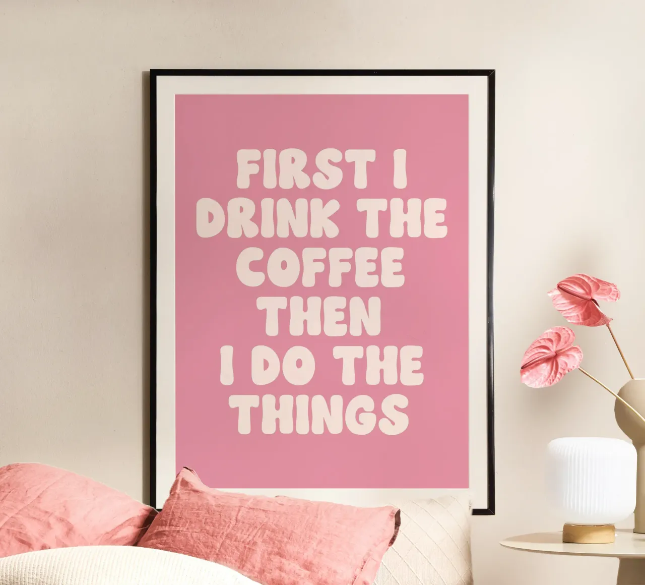 Prima bevo il caffè poi faccio le cose che cito (Pink To poster con telaio in legno da Paigaam Studio