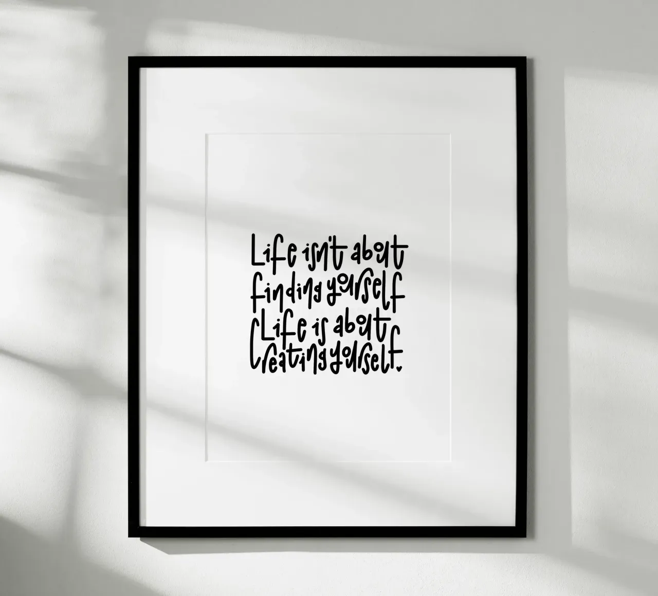 Typografie Poster Life Zitat Schwarz Weiß Handlettering poster con telaio in legno da LIMITED EDITION LETTERS