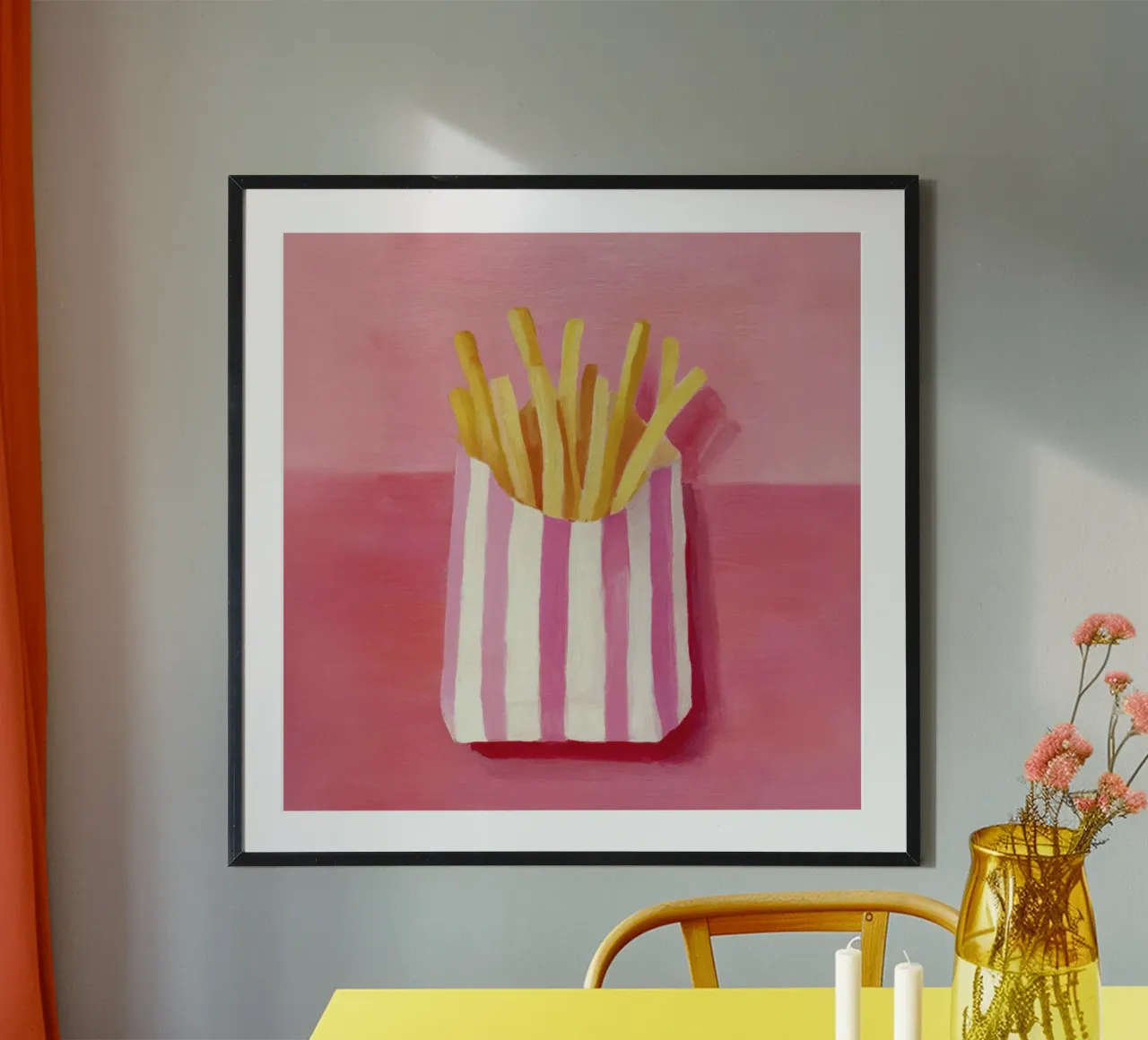 Patatine fritte Borsa a righe rosa Illustrazione alimentare pop art poster con telaio in plastica da Modern Muse