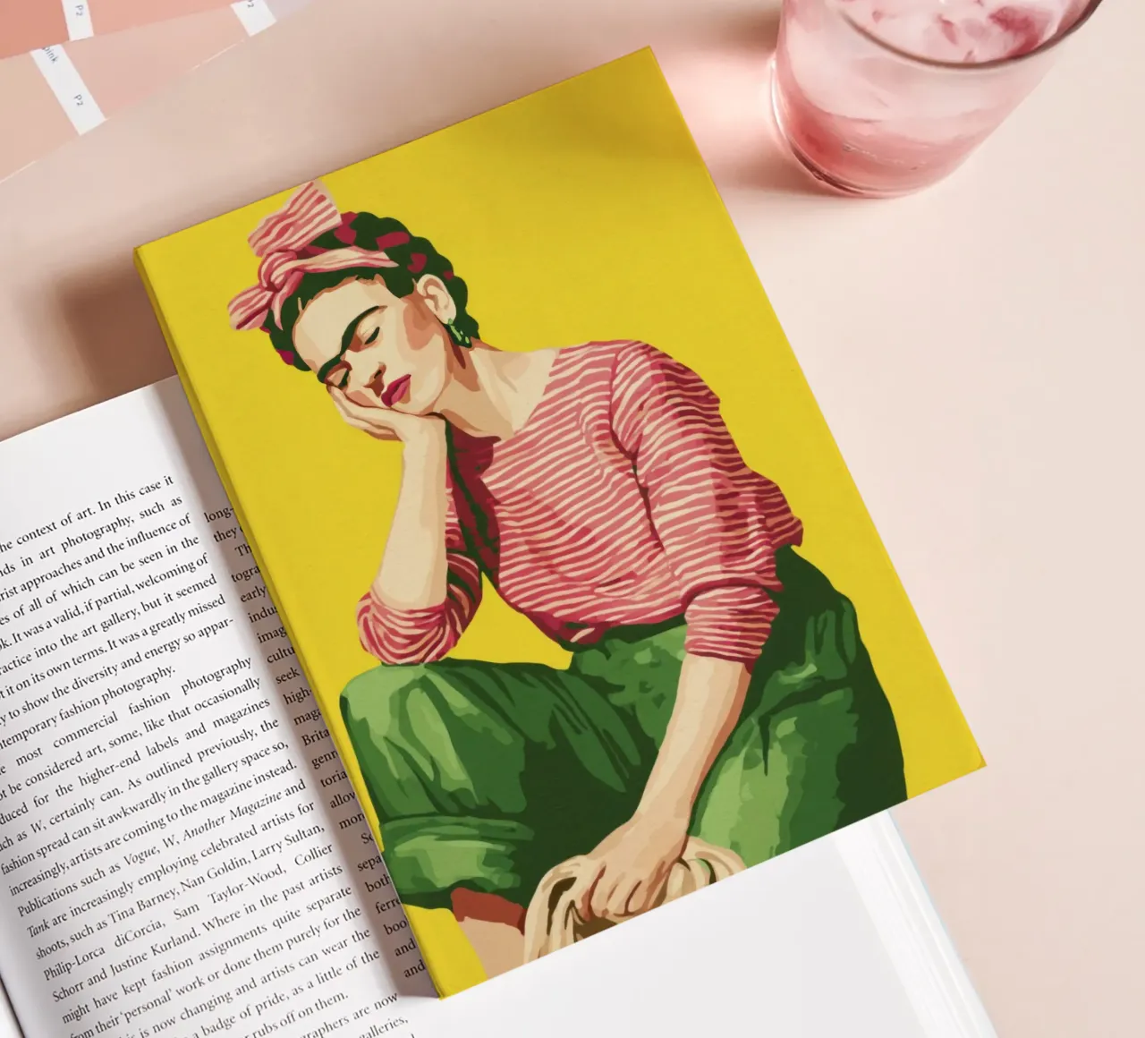 Ragazza bohémien con camicia a righe pantaloni verdi su giallo diario da Modern Muse