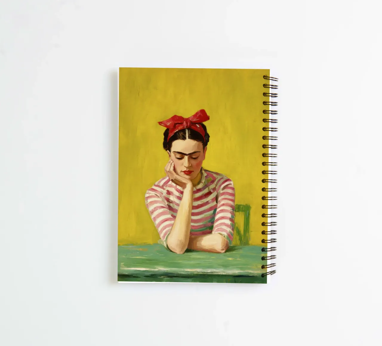 Bohemian Girl mit roter Schleife am grünen Tisch, Retro Vibes Ringbuch von Modern Muse