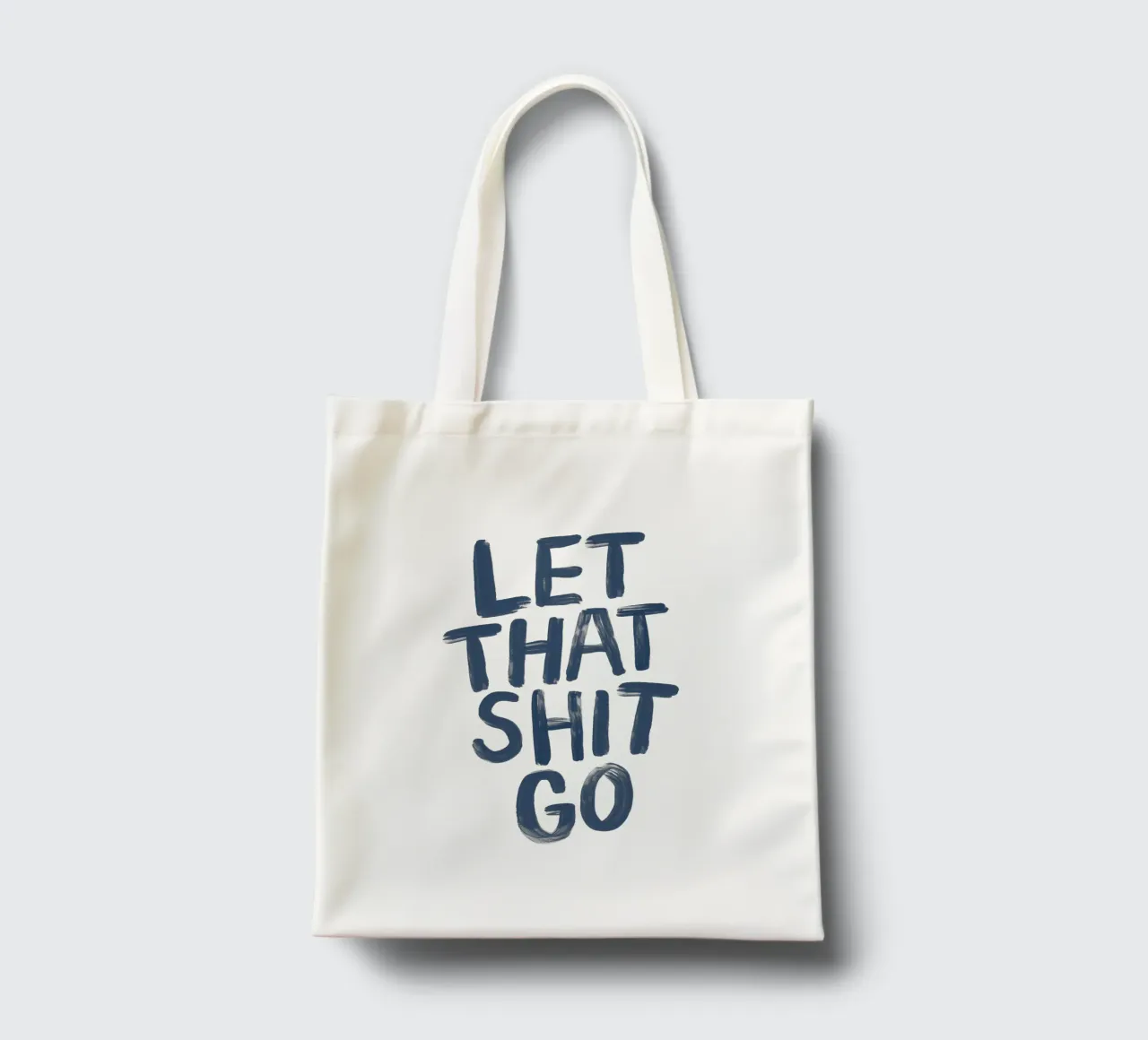 Stampa tipografica "Let That Shit Go", giocosamente onesta, in blu borsa in juta da THE MOTIVATED TYPE
