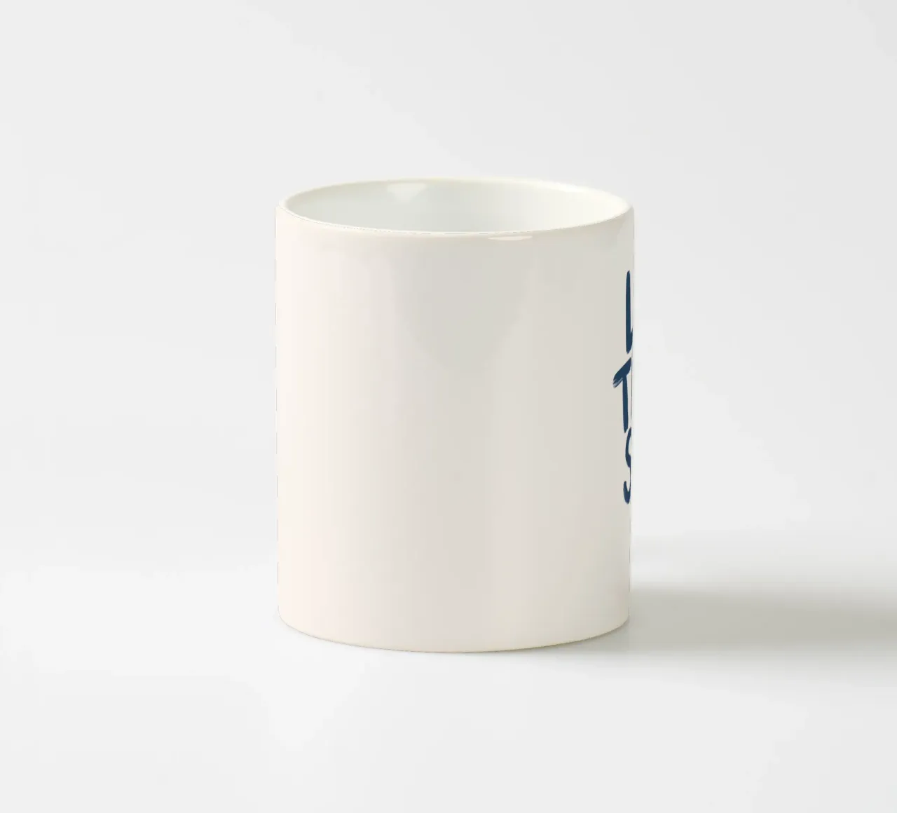 Stampa tipografica "Let That Shit Go", giocosamente onesta, in blu tazza in ceramica da THE MOTIVATED TYPE
