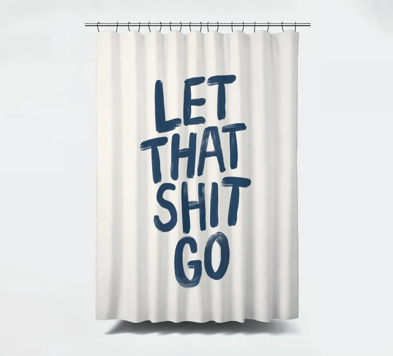Stampa tipografica "Let That Shit Go", giocosamente onesta, in blu tenda da doccia da THE MOTIVATED TYPE