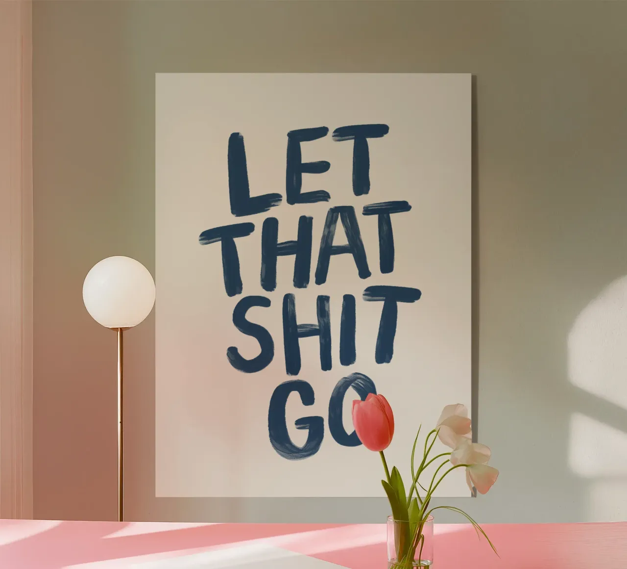 Stampa tipografica "Let That Shit Go", giocosamente onesta, in blu plexiglass da THE MOTIVATED TYPE