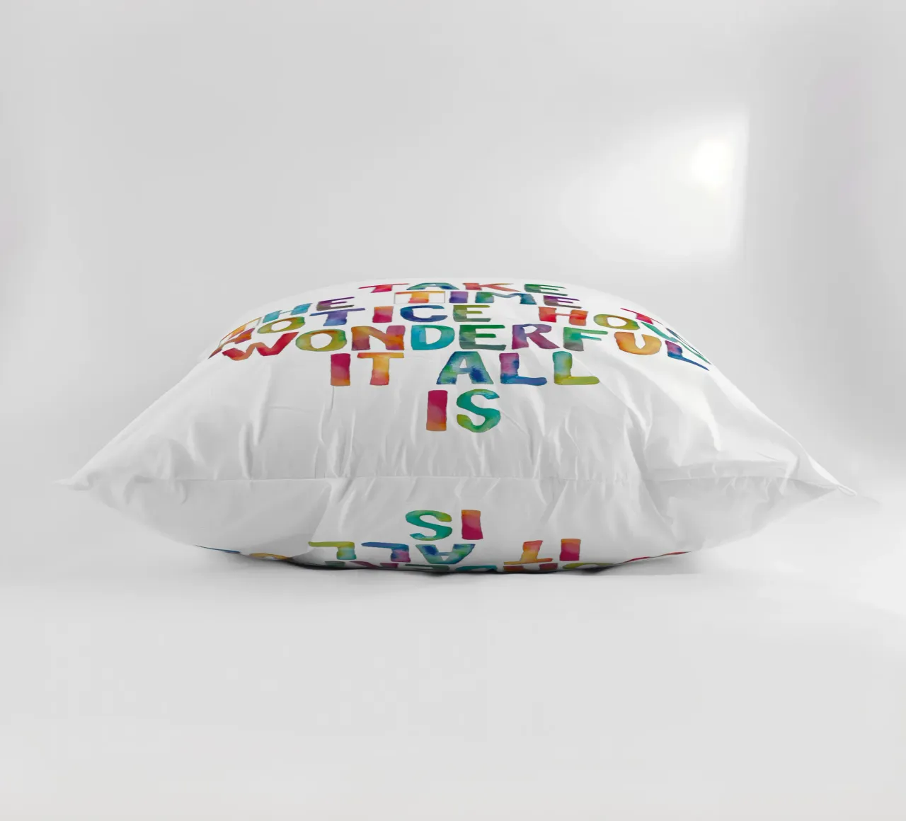 Prendetevi il tempo per notare quanto sia meraviglioso il tipo di arcobaleno cuscino da THE MOTIVATED TYPE