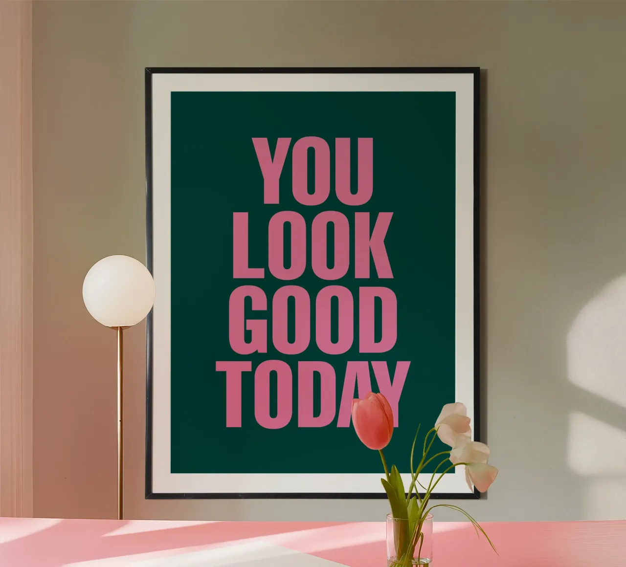Stampa tipografica positiva "You Look Good Today" in rosa verde poster con telaio in alluminio da THE MOTIVATED TYPE
