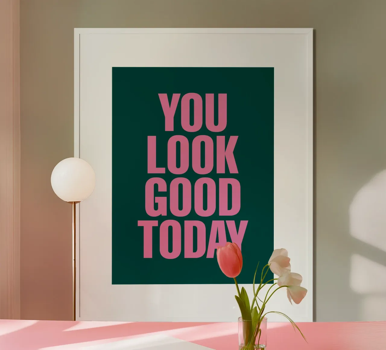 Stampa tipografica positiva "You Look Good Today" in rosa verde poster con telaio in alluminio da THE MOTIVATED TYPE