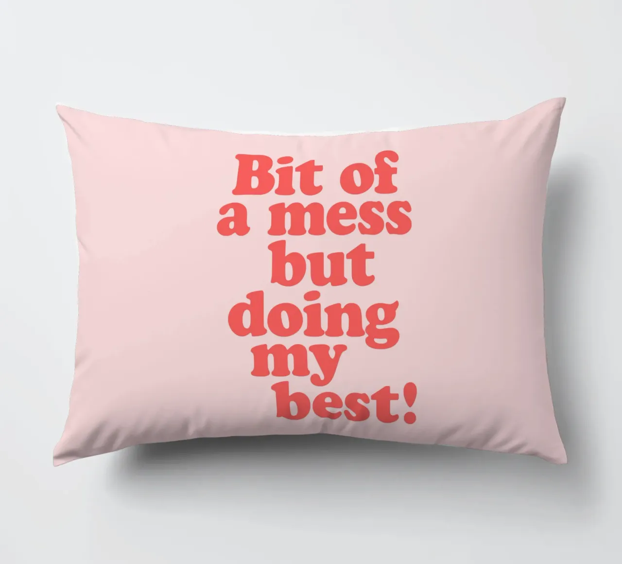 Impression typographique rouge et rose, un peu en désordre mais faisant de mon mieux coussin de THE MOTIVATED TYPE